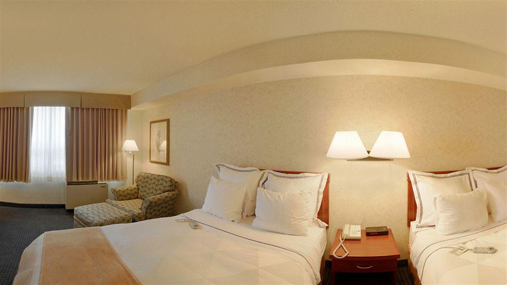 Holiday Inn Hotel & Suites London By Ihg Exteriör bild